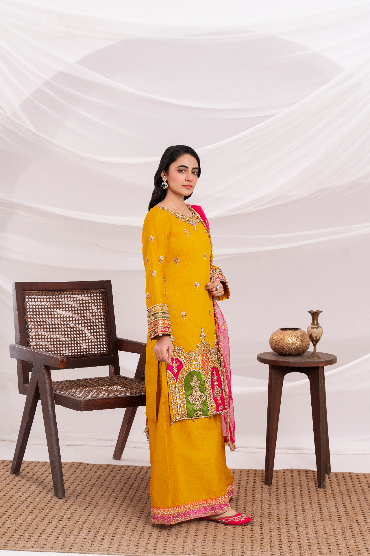 Dupatta in motion · net with gold thread.